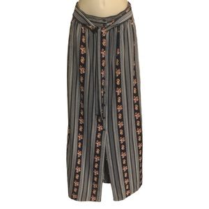 CRYSTAL DOLL Ladies Size 3 Buttoned Front Skirt.